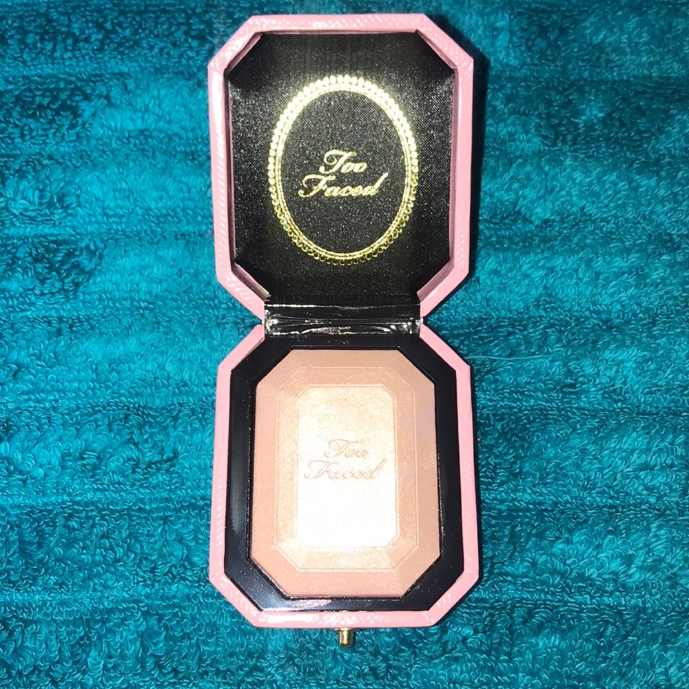 TOOFACED DIAMOND LIGHT HIGHLIGHTER (FANCY PINK)